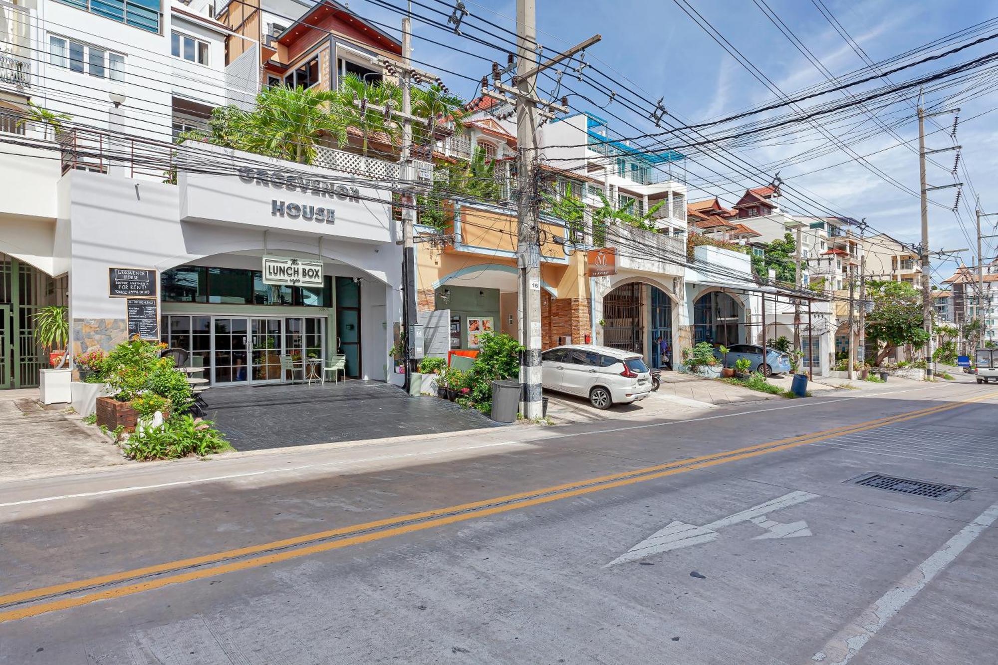 Grosvenor House - On The Phra Tamnak Hill Apartment *