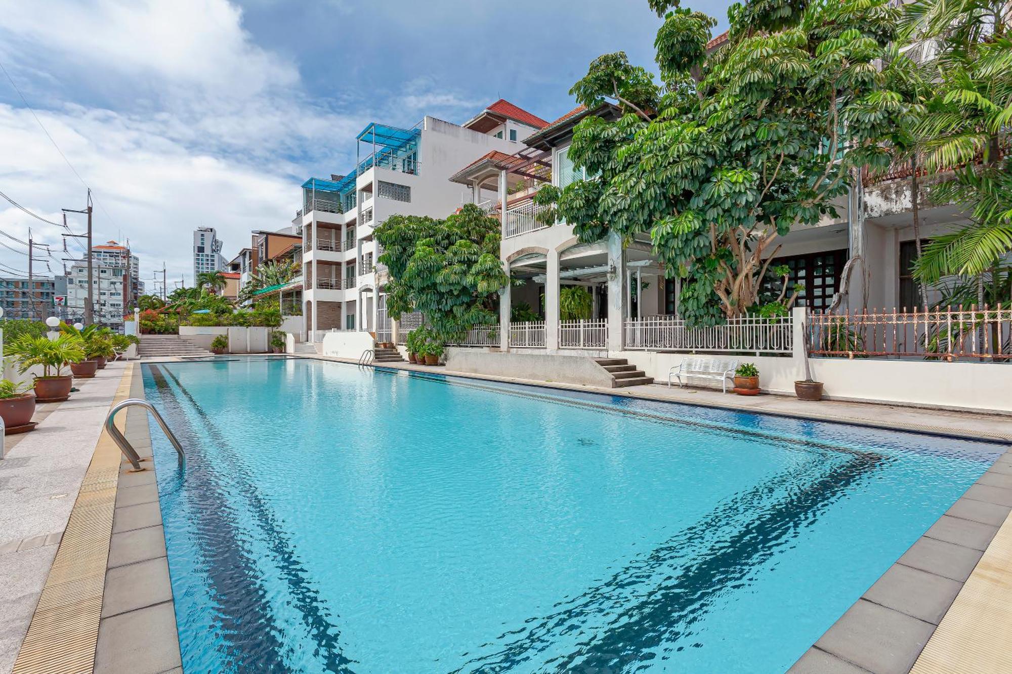 Grosvenor House - On The Phra Tamnak Hill Apartment