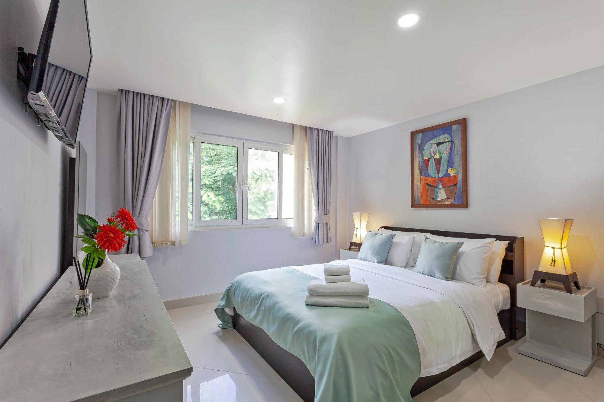 Grosvenor House - On The Phra Tamnak Hill Apartment