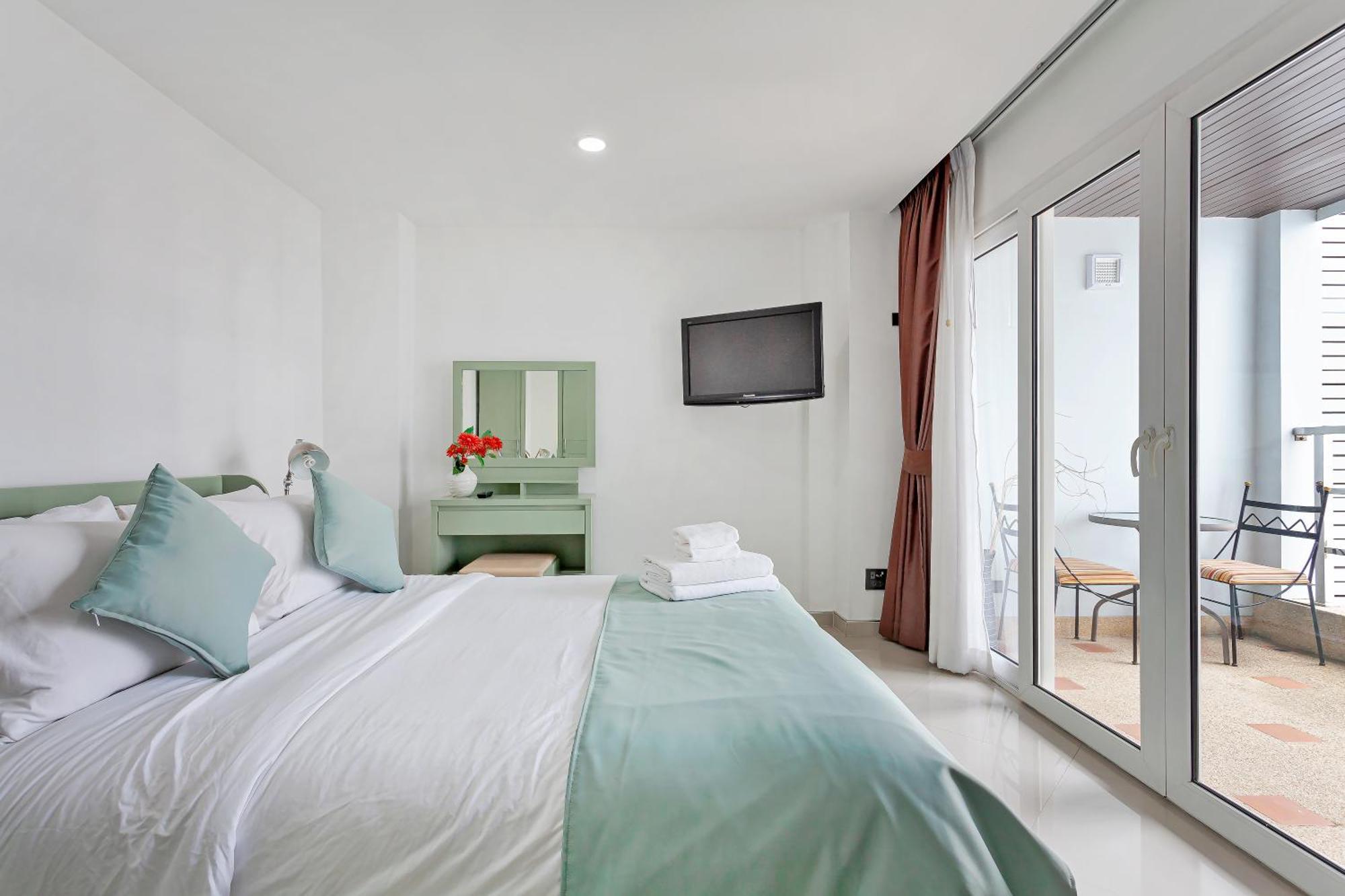 Grosvenor House - On The Phra Tamnak Hill Apartment