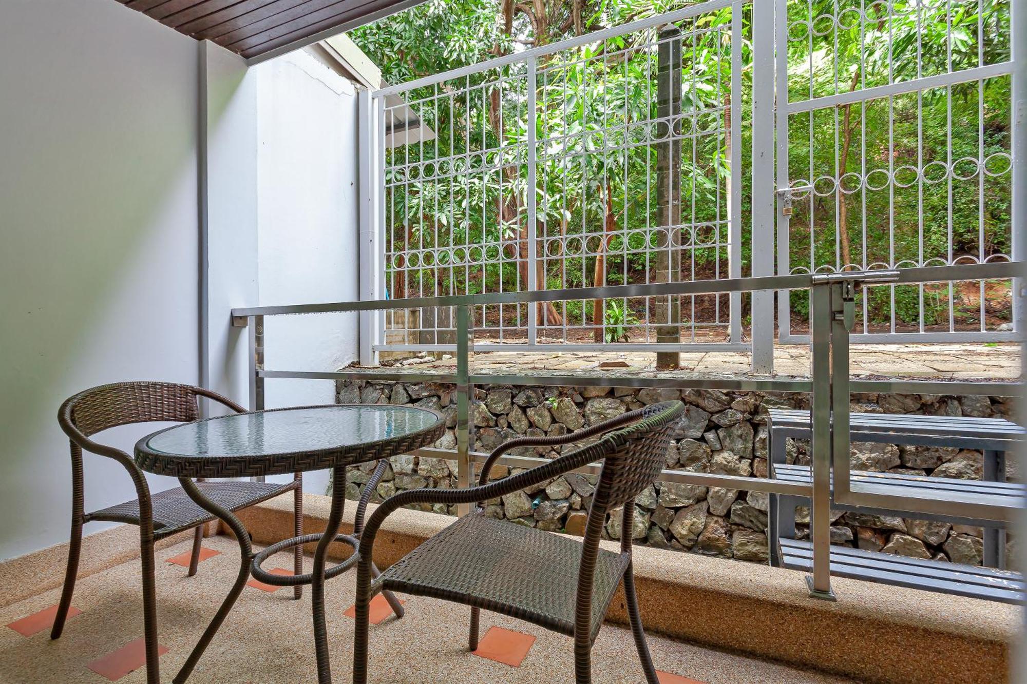Grosvenor House - On The Phra Tamnak Hill Apartment
